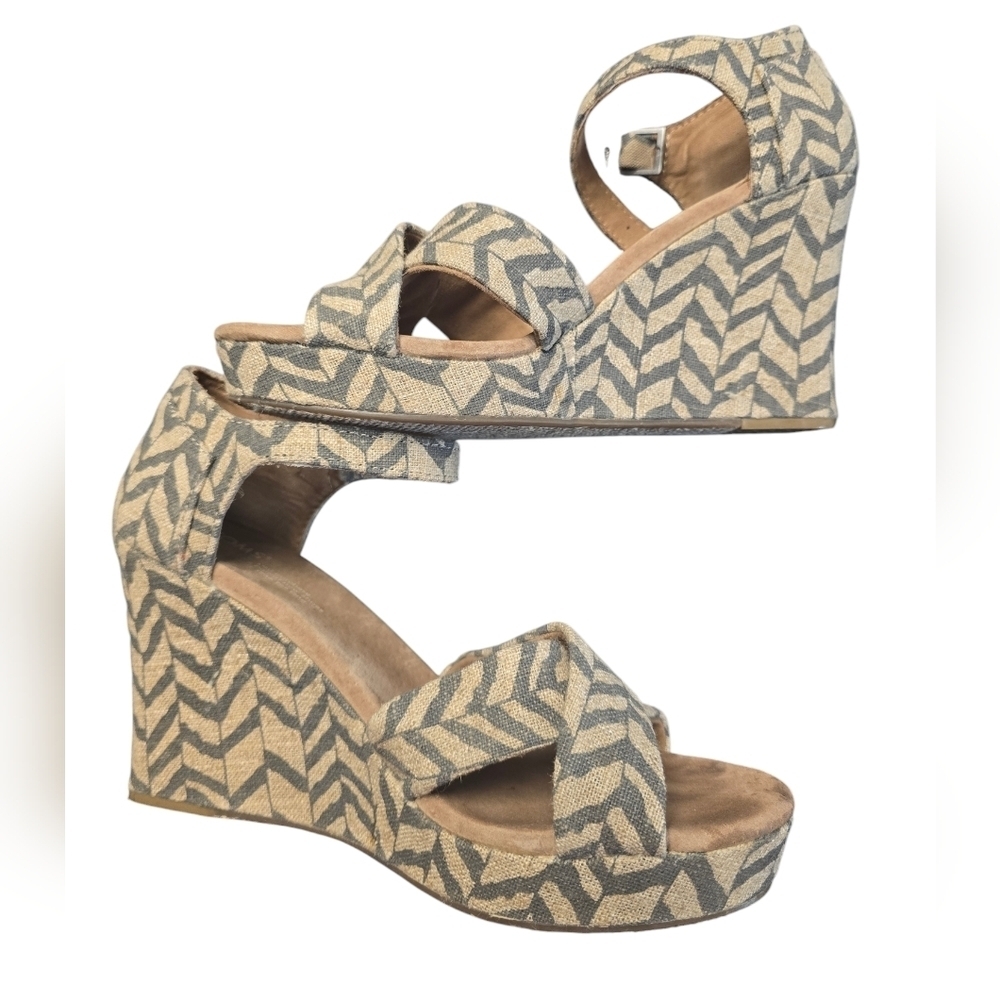TOMS Sienna Wedge Sandals Sz 9 Burlap Chevron Brown Grey Tan - Picture 2 of 9